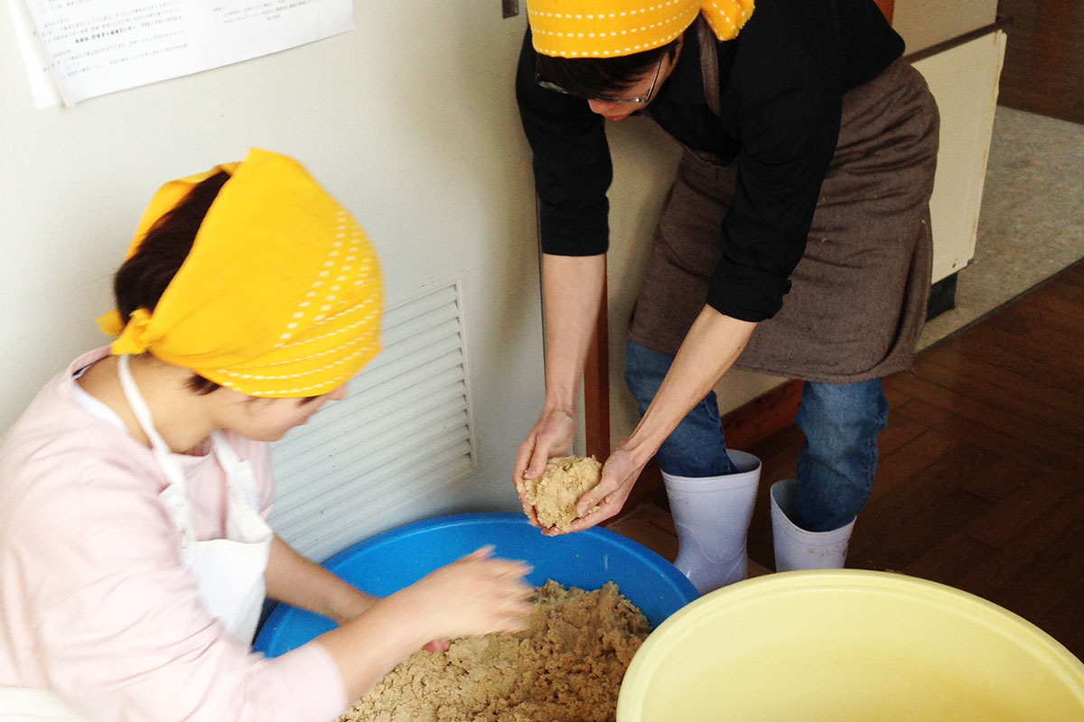 若者支援シェアハウス「人おこし」|自家製味噌作り